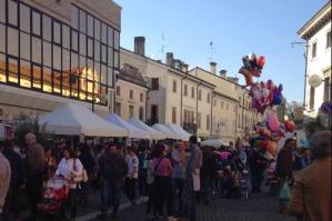 [La piazza si riempie per la 3^ Festa dei Fiori]