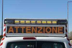 [Incidente in A4, veicolo si ribalta sulla carreggiata]