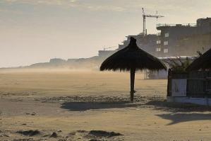 [Caorle, passeggiate ostruite da cumuli di sabbia trasportati dalla bora]