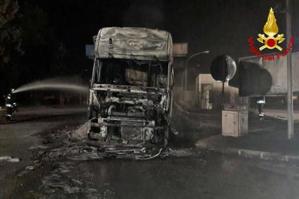 [Camion in fiamme sulla A28]