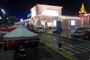 [Sostanza urticante al centro commerciale 