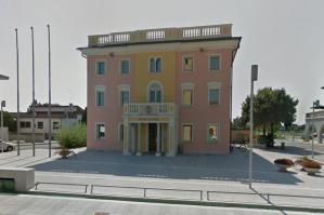 [Pramaggiore, ingresso del Municipio detto “Casa Comunale” per l’Agenzia delle Entrate]