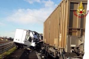 [A4, schianto tra un furgone ed un tir: un morto]