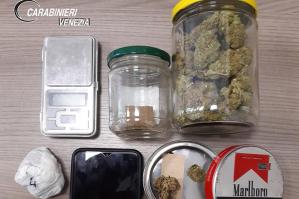 [Giovane beccato con hashish e marijuana]