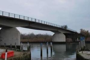 [Risanamento conservativo e consolidamento: chiuso il ponte sul canale Cavanella]