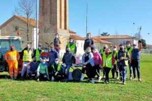 [Giornata ecologica a Pradipozzo: bambini e giovani hanno pulito le strade]