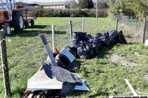 [Giornata ecologica a Pradipozzo: bambini e giovani hanno pulito le strade]