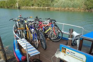 [Across Lagoon: attivo il collegamento barca+bici Caorle-Vallevecchia-Bibione]