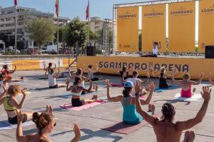 [Yoga inclusivo a Bibione: 5 e 26 agosto le lezioni gratuite in spiaggia]