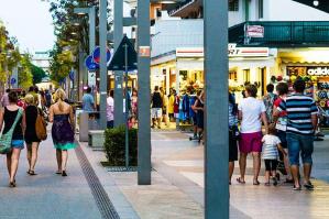 [Confcommercio distribuisce i materiali per Decoro Vetrine alle imprese di Bibione]
