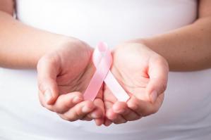 [Caorle si colora di Rosa per la lotta contro il cancro alla mammella]