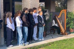 [Attorno alla PANCHINA ROSSA dell’Oratorio Pio X di Portogruaro]