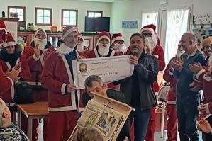 [I “Babbi Natale” del Vespa Club al Gabbiano Jonathan]