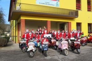 [I “Babbi Natale” del Vespa Club al Gabbiano Jonathan]