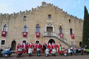 [I “Babbi Natale” del Vespa Club al Gabbiano Jonathan]