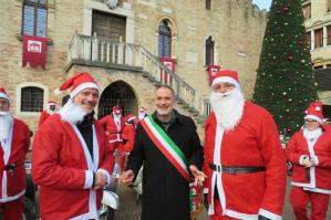 [I “Babbi Natale” del Vespa Club al Gabbiano Jonathan]