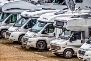 [Un'area attrezzata per sosta camper presso l'