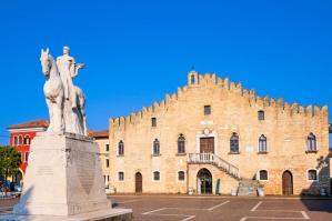 [Portogruaro, vietata la circolazione in piazza per permettere i festeggiamenti di Carnevale]