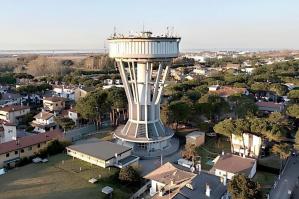 [Lignano: la torre di Pineta si illumina contro lo spreco dell’acqua ]