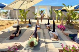 [Bibione sperimenta il benessere in spiaggia: trattamenti e yoga tra ombrelloni e mare]