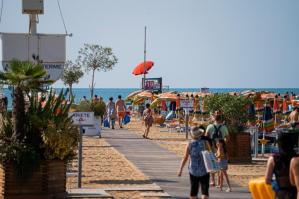 [Bibione, Ferragosto al completo, ma il vero successo nasce da una nuova visione]