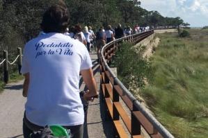 [Bibione celebra la solidarietà su due ruote: torna la “Pedalata per la Vita”]