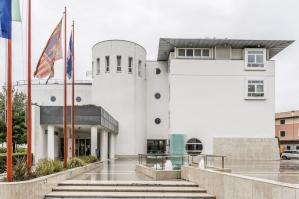 [Bibione, sgombero area occupata abusivamente da pubblico esercizio in viale Aurora]