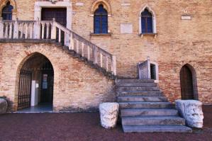 [Manutenzione alla scala esterna del Municipio da lunedì 10 a giovedì 13 novembre]