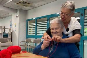 [600 spille fatte all'uncinetto per dire no alla violenza sulle donne]