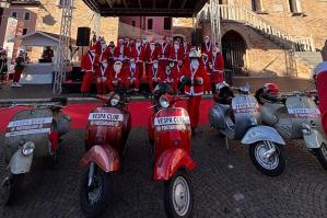 [I Babbi Natale del Vespa Club in piazza per Solidarietà]