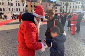 [I Babbi Natale del Vespa Club in piazza per Solidarietà]