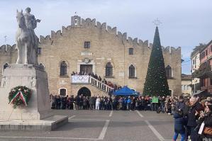 [ La Fiaccola Olimpica a Portogruaro: emozione e coinvolgimento accompagnano il viaggio verso Milano-Cortina 2026! ]