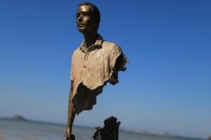 [Due sculture di Bruno Catalano arrivano a Caorle: il viaggio dell’arte tra identità, memoria e sradicamento]