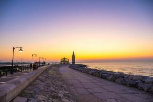 [Due opere di Bruno Catalano sul lungomare di Caorle: dal 28 aprile al 30 ottobre “I Viaggiatori” si affacciano sull’Adriatico]
