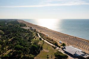 [Bibione &acirc;��a piedi&acirc;�� per il 1&Acirc;&deg; maggio. Debutta la passeggiata solidale sul mare]