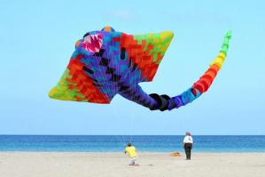 [Bibione Pineda con il naso all’insù: questo weekend il festival degli aquiloni colorerà il cielo]