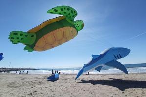 [Bibione Pineda con il naso all’insù: questo weekend il festival degli aquiloni colorerà il cielo]