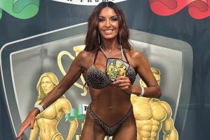 [Cinzia Baradel trionfa all’Italian World Cup IFBB Bikini: primo posto nella categoria Over 50]
