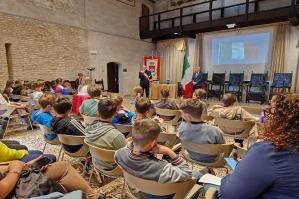[Festa della Repubblica: le celebrazioni iniziano con la consegna di 200 Costituzioni Italiane agli studenti delle quinte elementari]