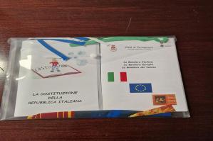 [Festa della Repubblica: le celebrazioni iniziano con la consegna di 200 Costituzioni Italiane agli studenti delle quinte elementari]