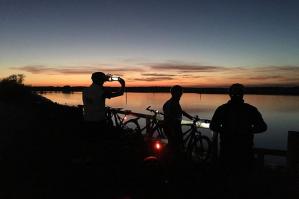 [Bibione, la bicicletta diventa accessibile anche a ciechi e ipovedenti: al via le escursioni “Riding in The Dark”]
