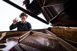 [Quando la musica diventa visione: a Venezia il film che nasce dal pianoforte di Alessandro Taverna, nota dopo nota]