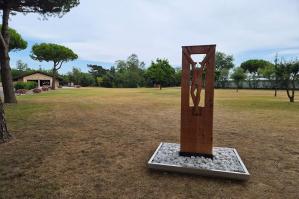 [A Bibione Pineda nasce “Granelli d'arte”: cinque opere d'arte danno vita a una galleria a cielo aperto immersa nella pineta]