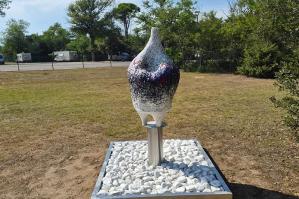 [A Bibione Pineda nasce “Granelli d'arte”: cinque opere d'arte danno vita a una galleria a cielo aperto immersa nella pineta]