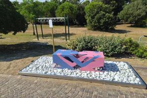 [A Bibione Pineda nasce “Granelli d'arte”: cinque opere d'arte danno vita a una galleria a cielo aperto immersa nella pineta]