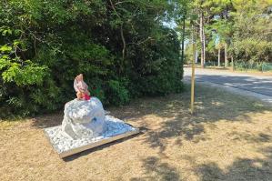 [A Bibione Pineda nasce “Granelli d'arte”: cinque opere d'arte danno vita a una galleria a cielo aperto immersa nella pineta]