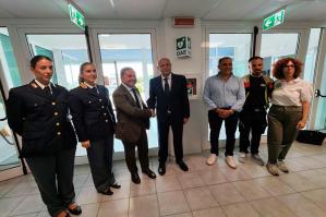 [Un defibrillatore al Commissariato di Jesolo: l'ULSS4 rafforza la rete della cardioprotezione]