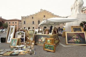 [Mercatino mensile dell’Antiquariato e del collezionismo: definito il riposizionamento per la presenza dei lavori al campanile]