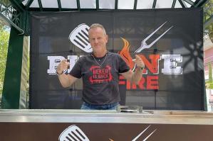 [Bibione On Fire torna a Piazzale Zenith: due giorni tra brace, cucina e spettacolo con Fabrizio Nonis “El Bekér”]